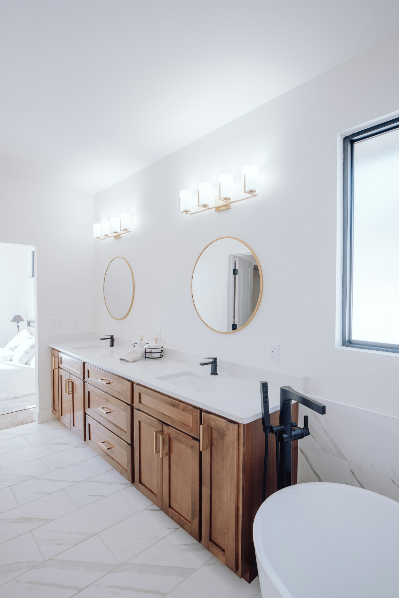 Badrumsrenovering med dubbla handfat och runda speglar